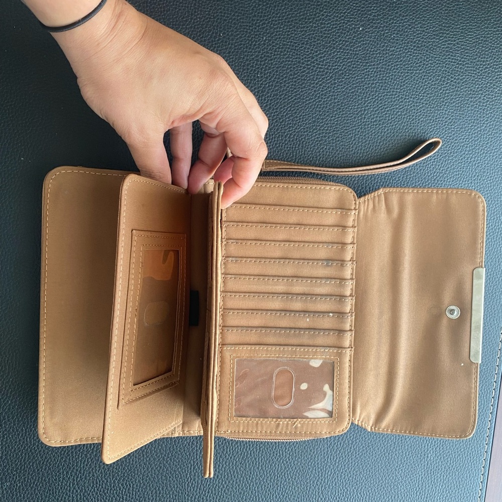 Multiple compartment wallet - Picture 4 of 4